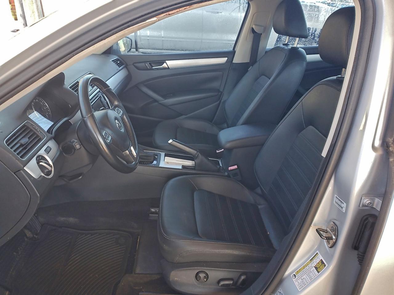 2012 VOLKSWAGEN Passat