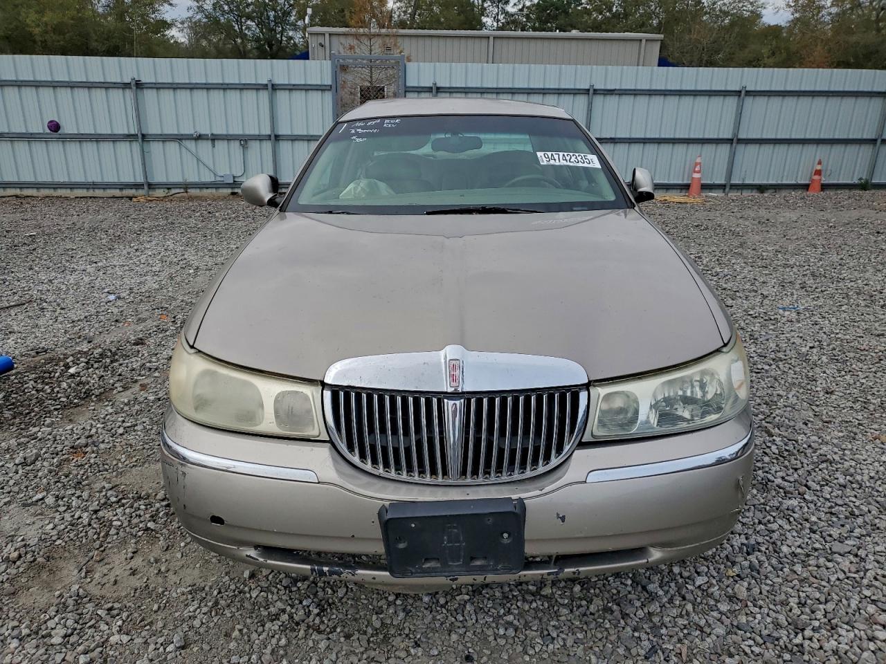 2001 LINCOLN Town Car