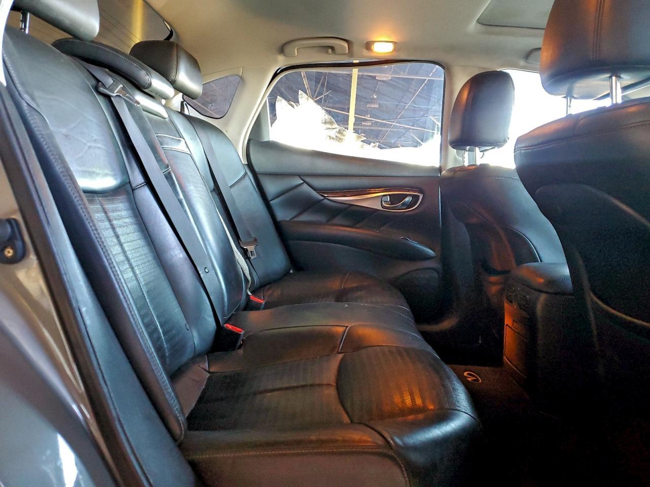 2011 INFINITI M37