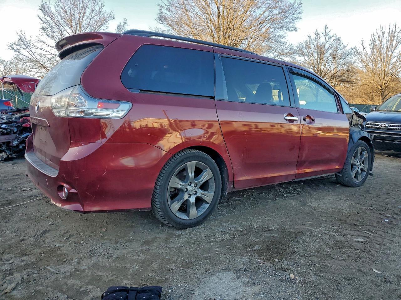 2013 TOYOTA SIENNA