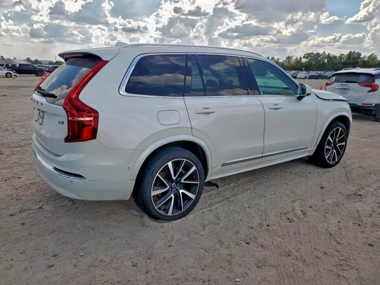 2023 VOLVO XC90