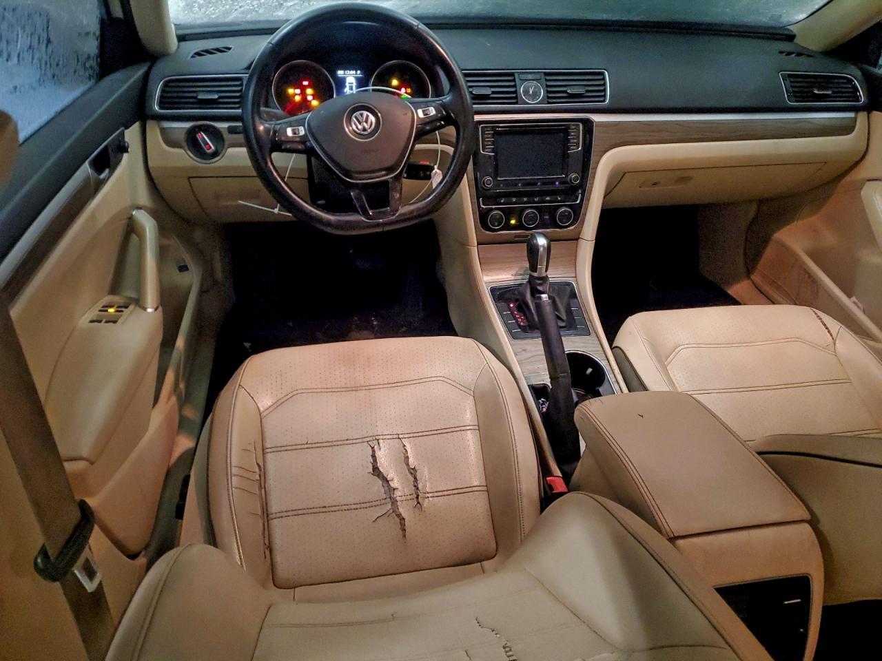 2016 VOLKSWAGEN Passat