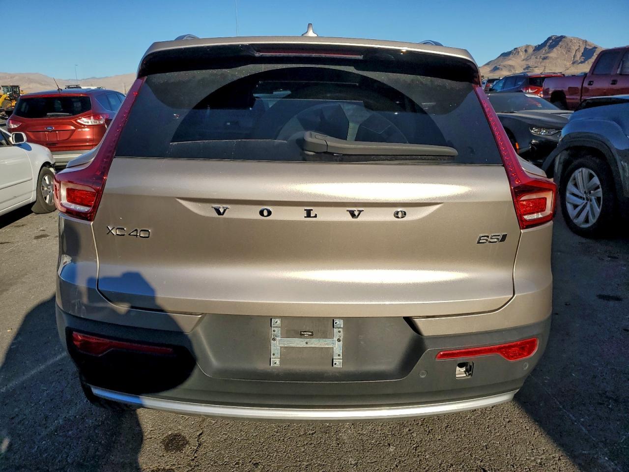 2024 VOLVO XC40