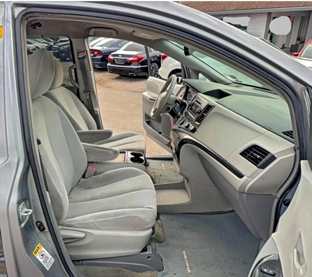 2011 TOYOTA SIENNA
