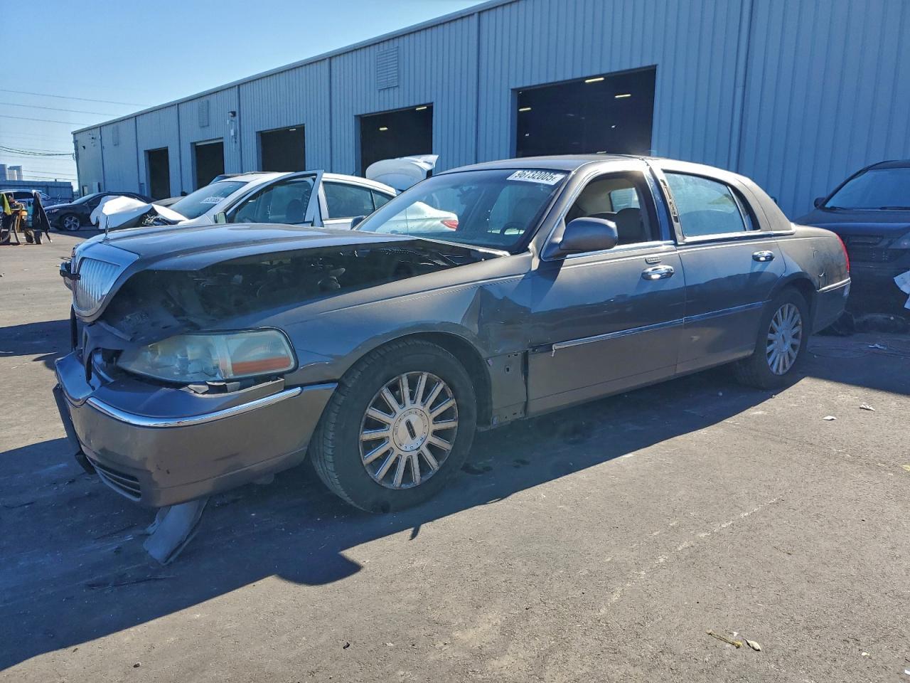2004 LINCOLN Town Car