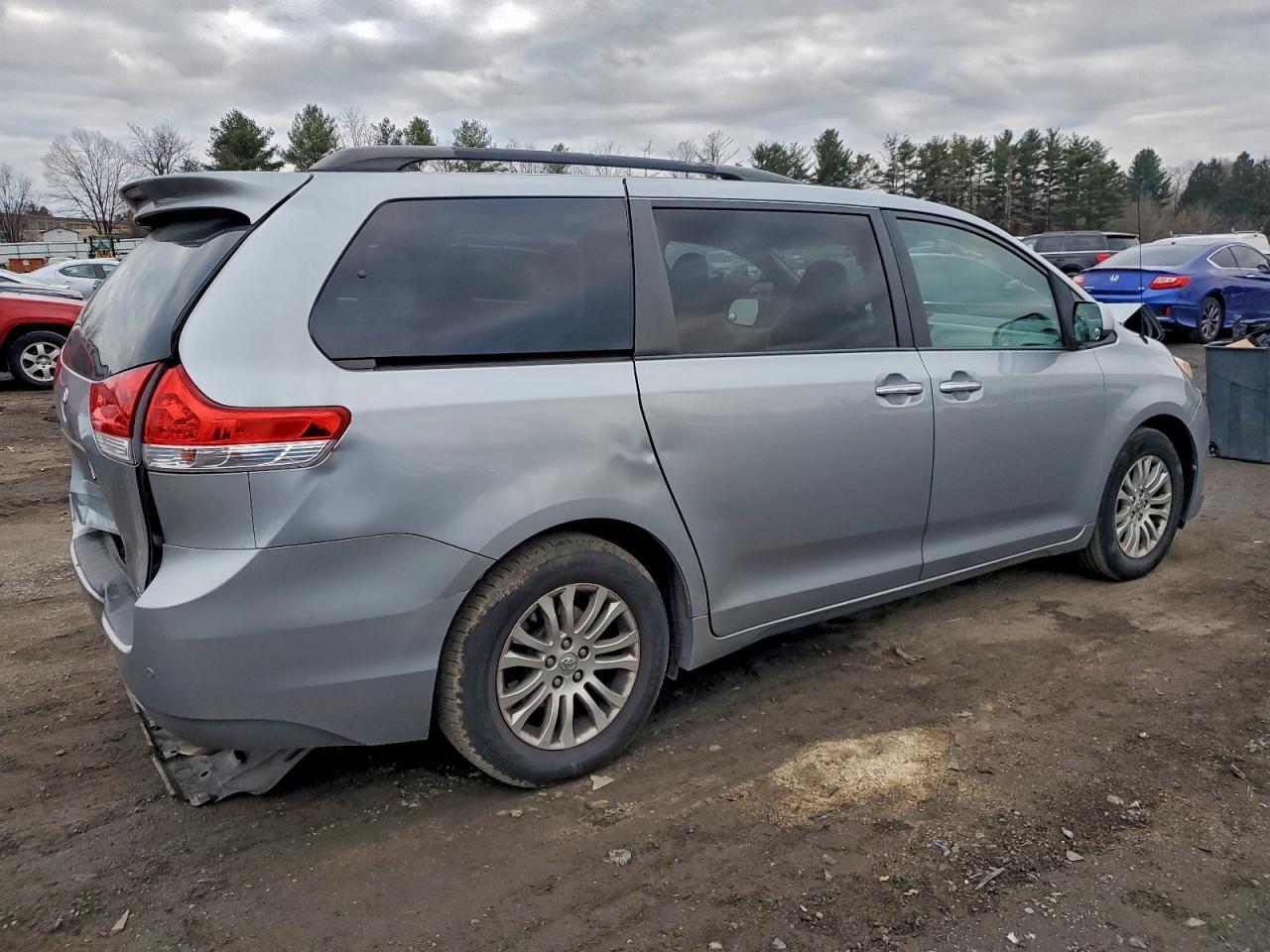 2013 TOYOTA SIENNA