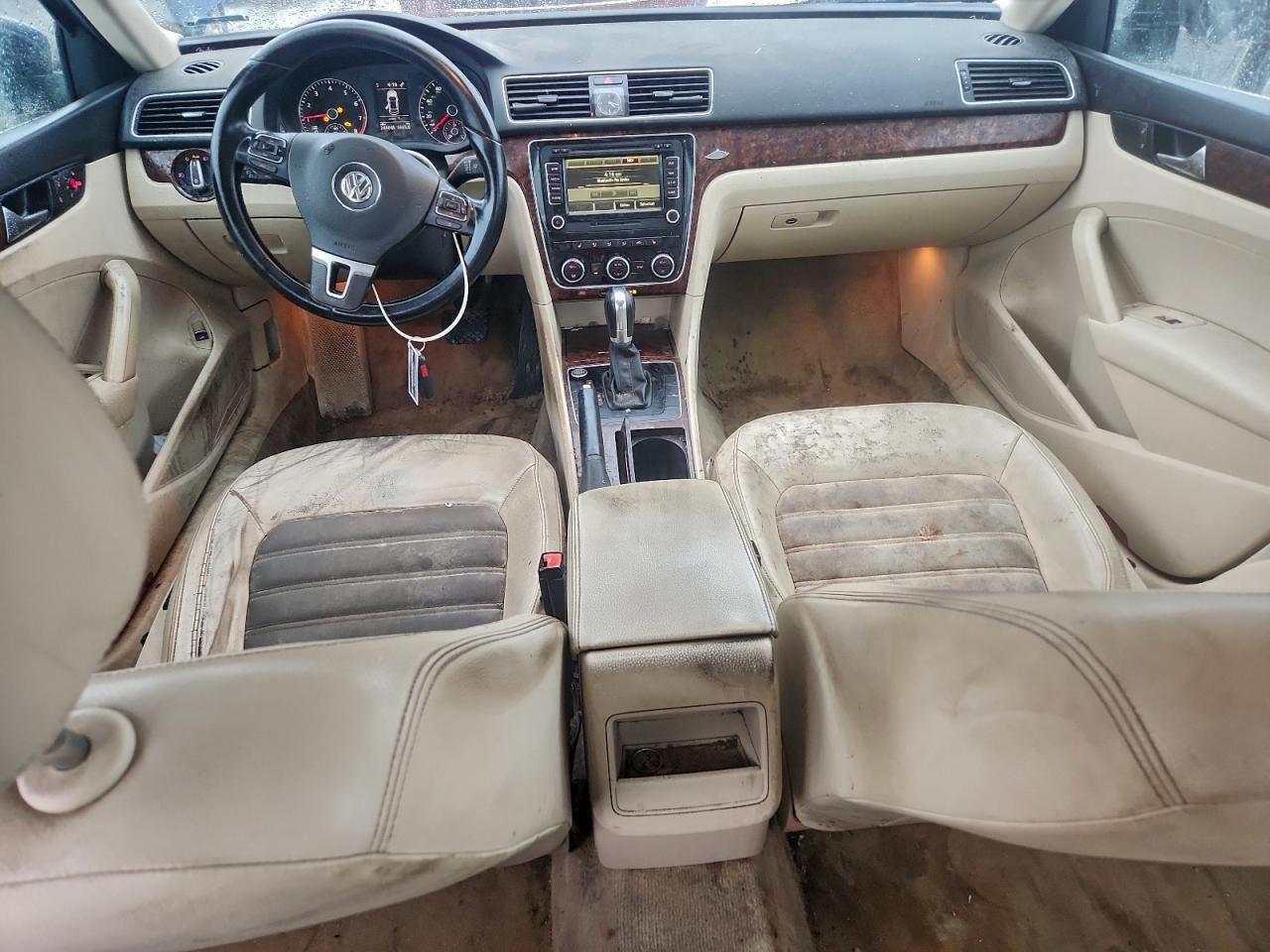 2012 VOLKSWAGEN Passat
