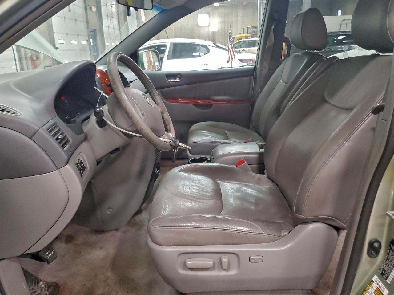 2010 TOYOTA SIENNA