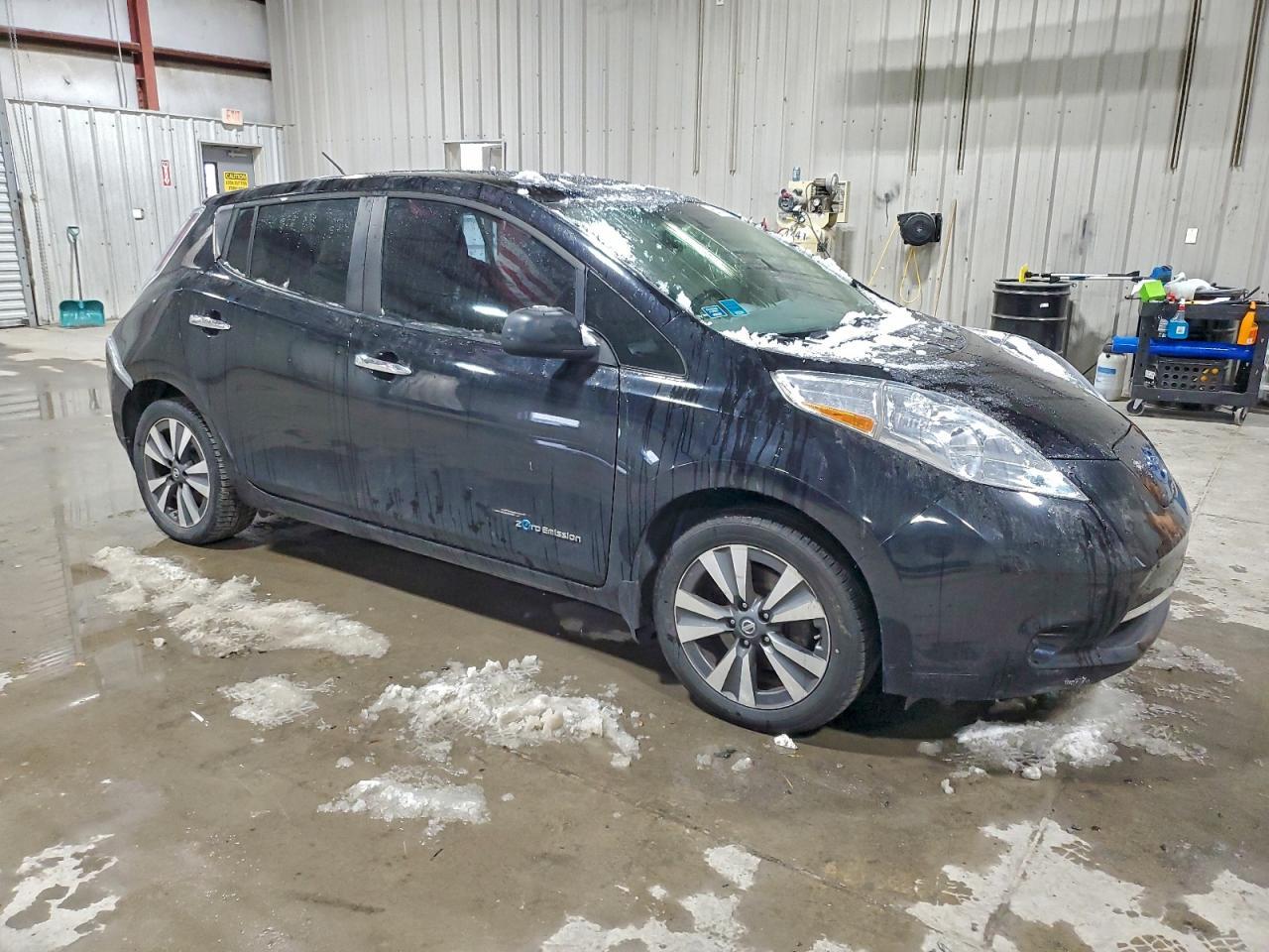 2017 NISSAN LEAF