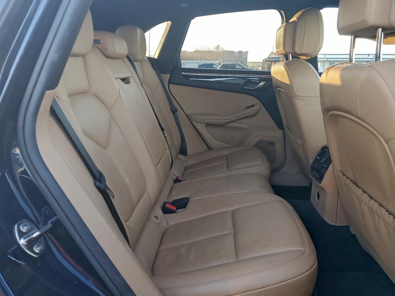 2017 PORSCHE Macan