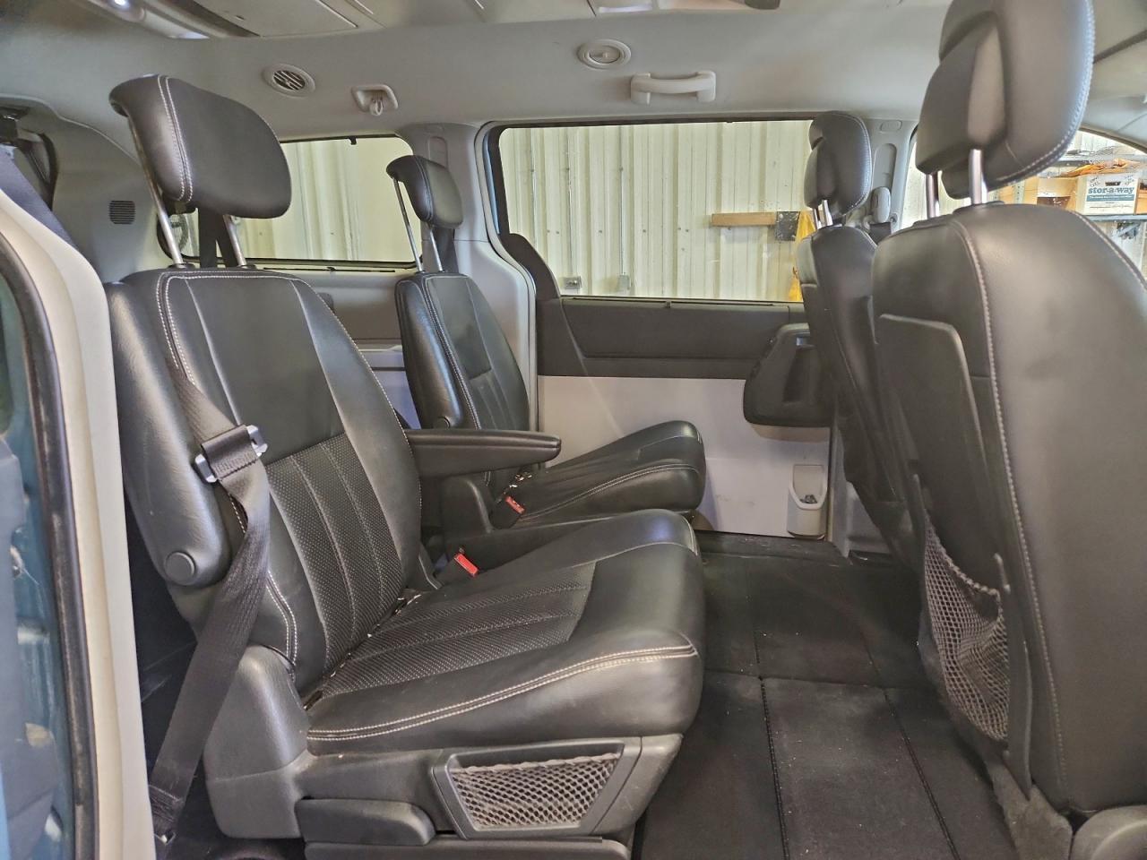 2010 CHRYSLER Town & Country