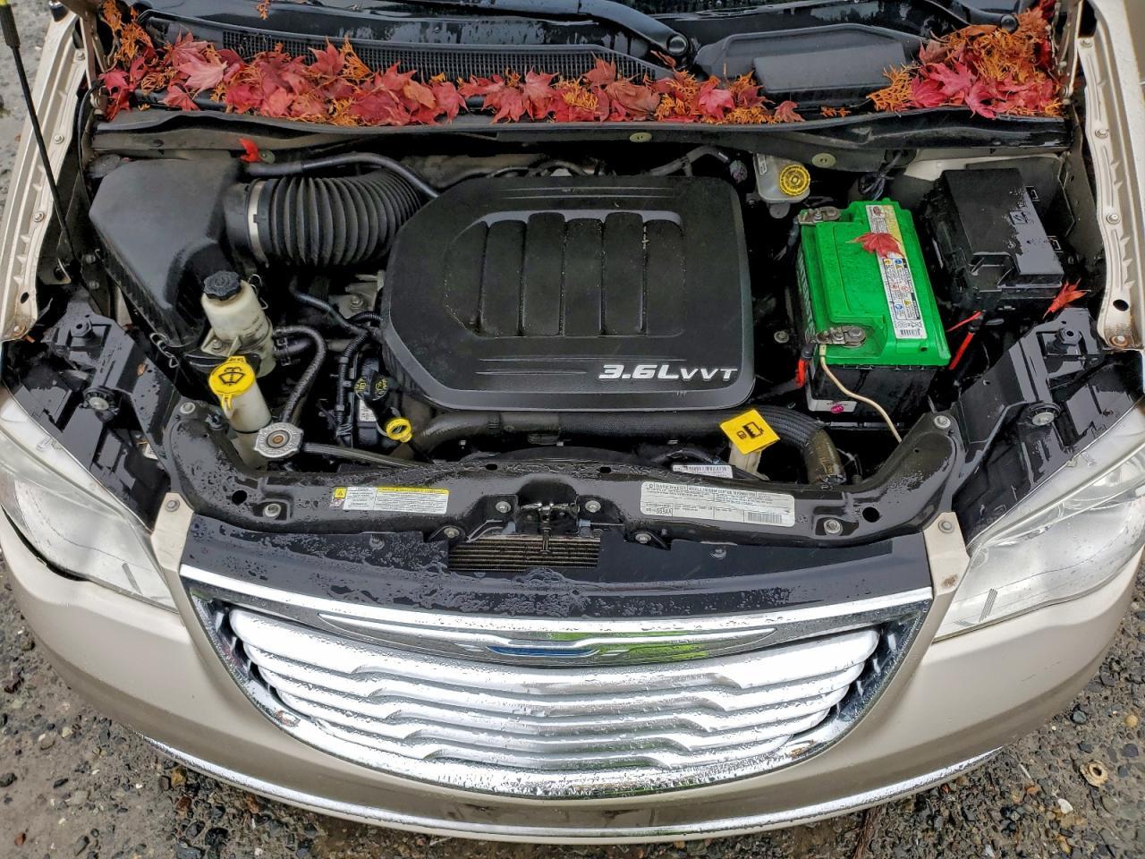 2012 CHRYSLER Town & Country
