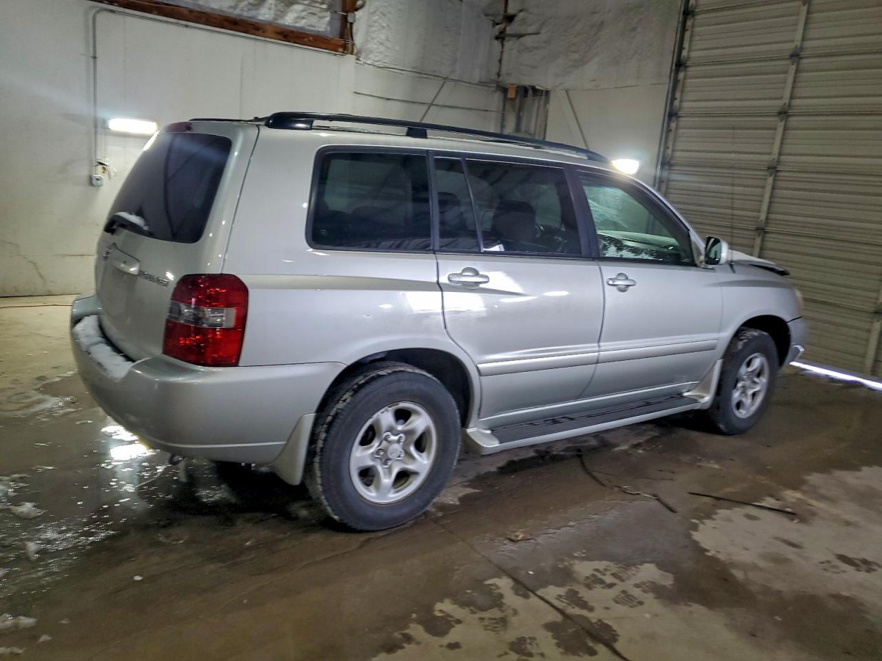 2004 TOYOTA HIGHLANDER