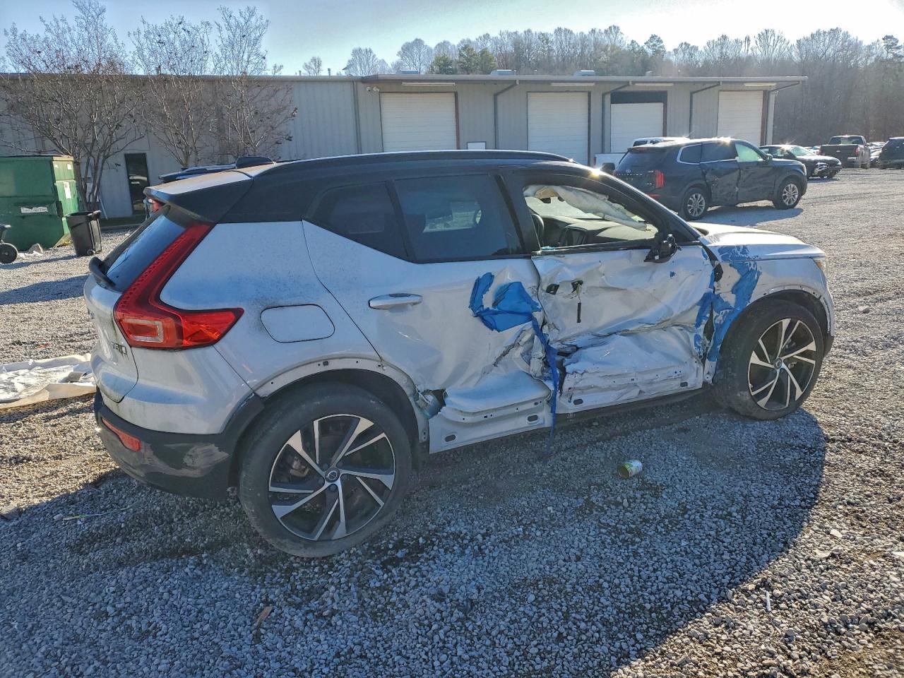 2021 VOLVO XC40