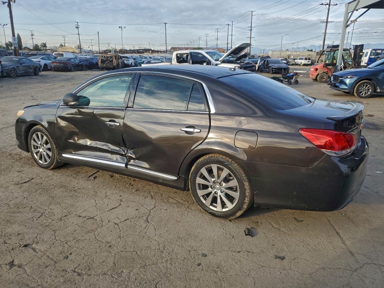2011 TOYOTA Avalon