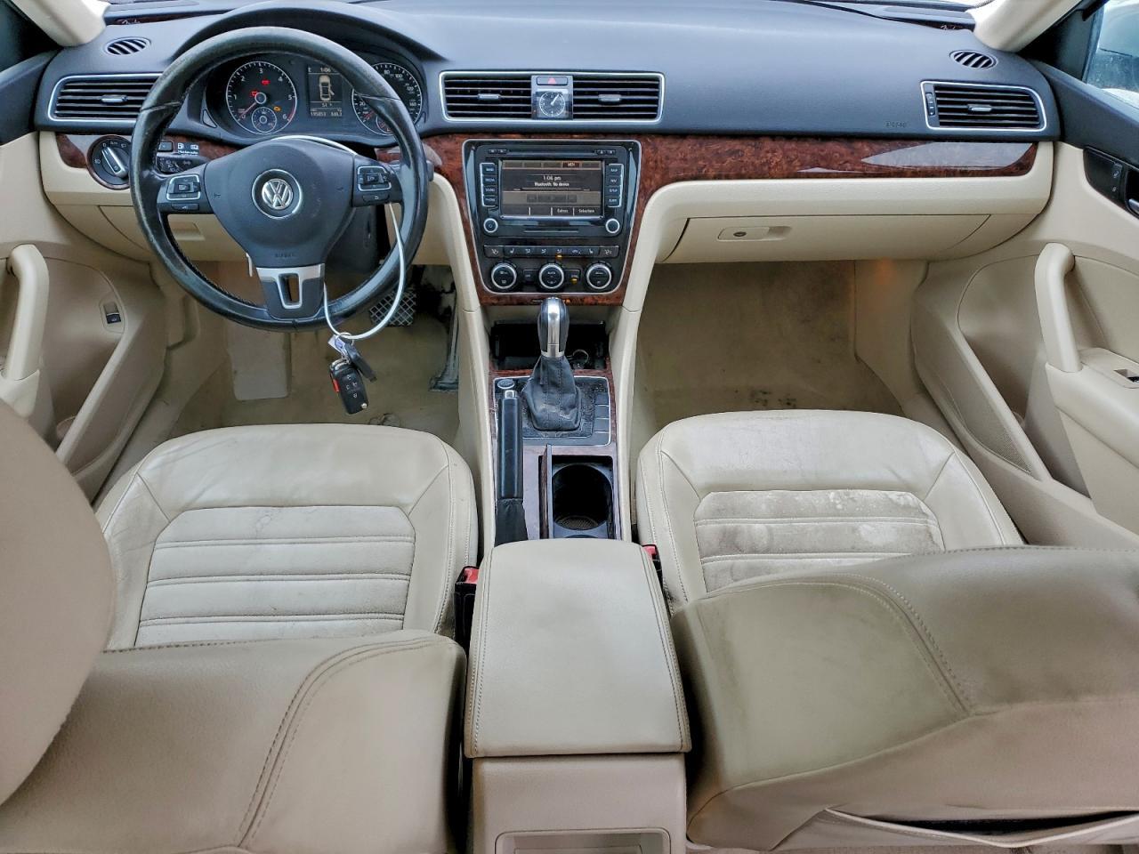 2012 VOLKSWAGEN Passat
