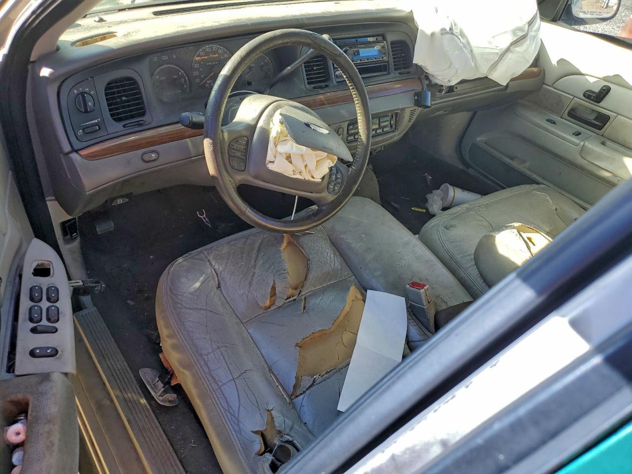 2004 FORD Crown Victoria