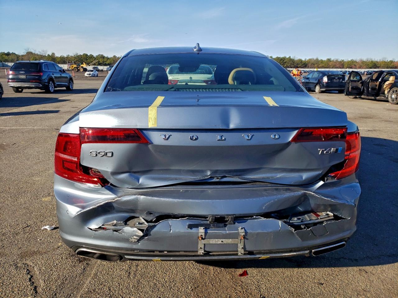 2017 VOLVO S90
