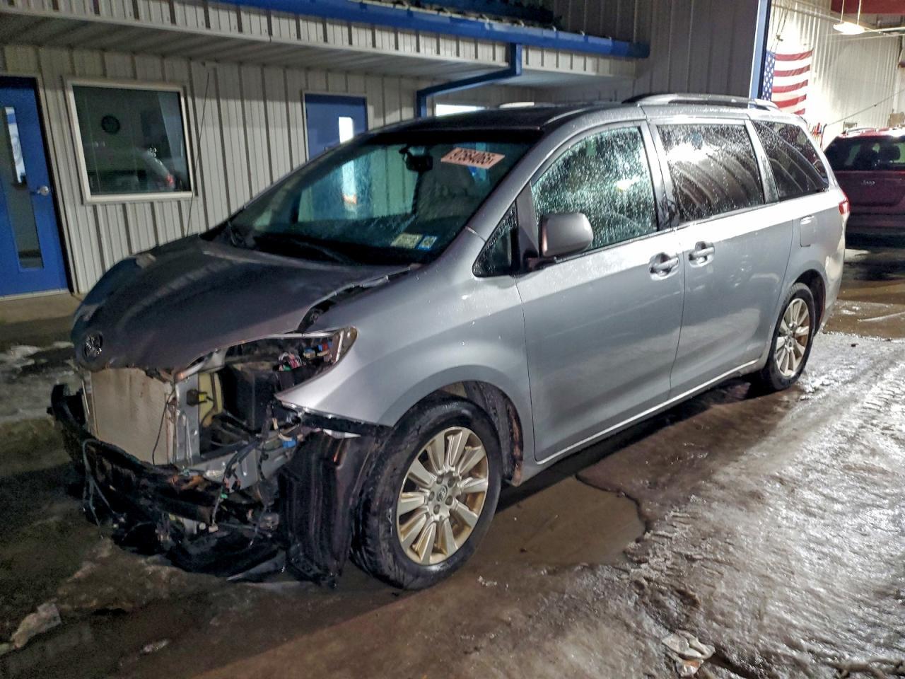 2014 TOYOTA SIENNA