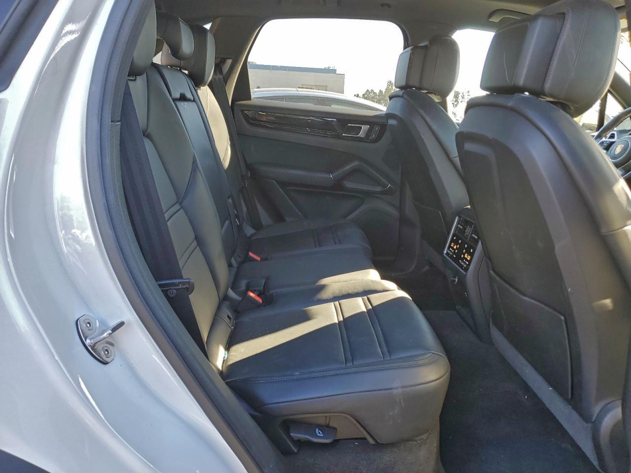 2022 PORSCHE CAYENNE