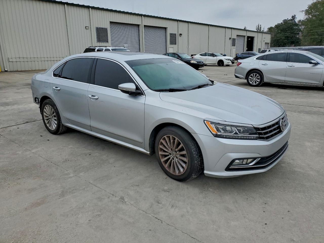 2016 VOLKSWAGEN Passat
