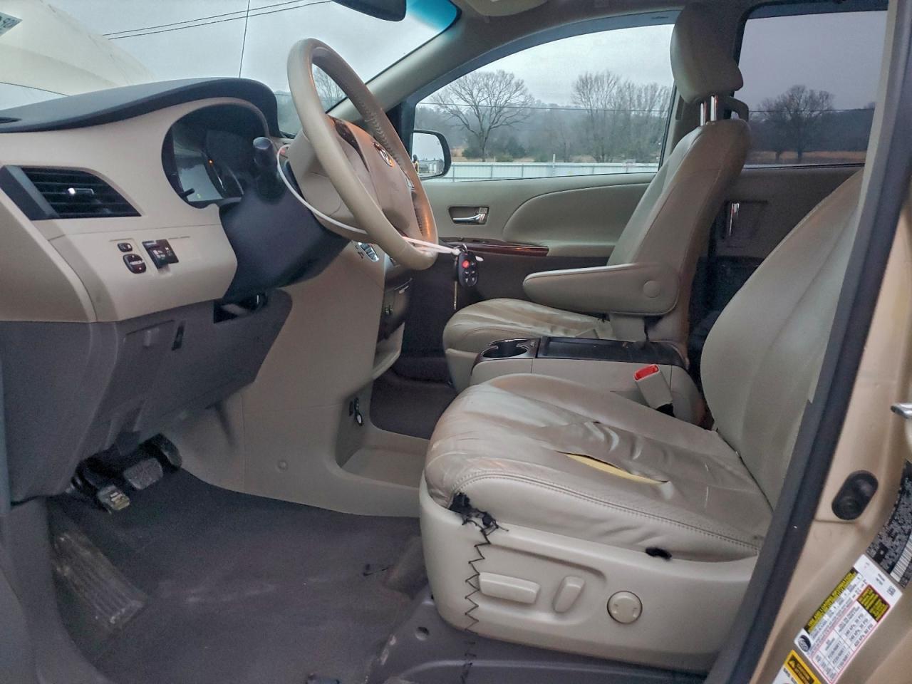 2011 TOYOTA SIENNA