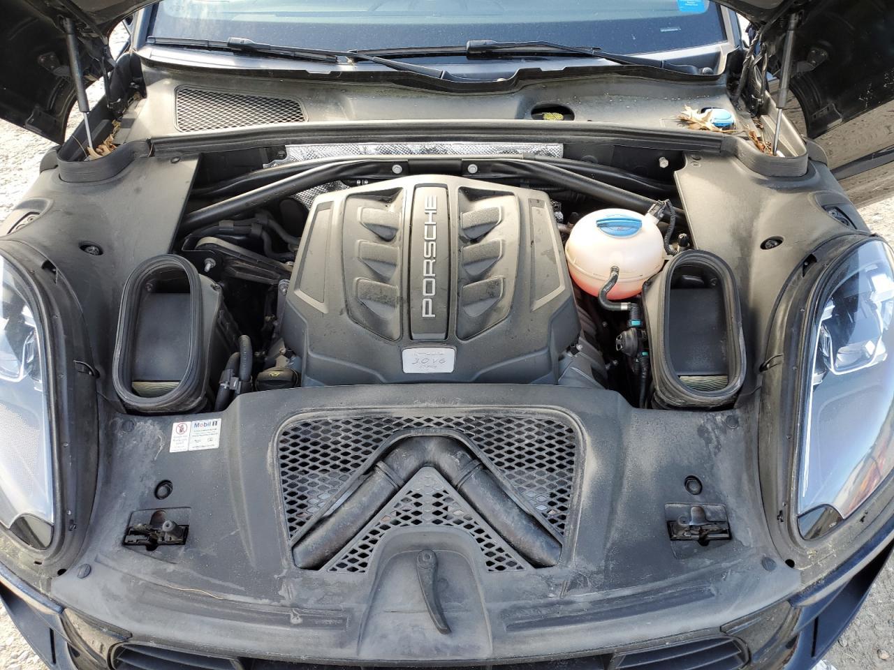 2017 PORSCHE Macan
