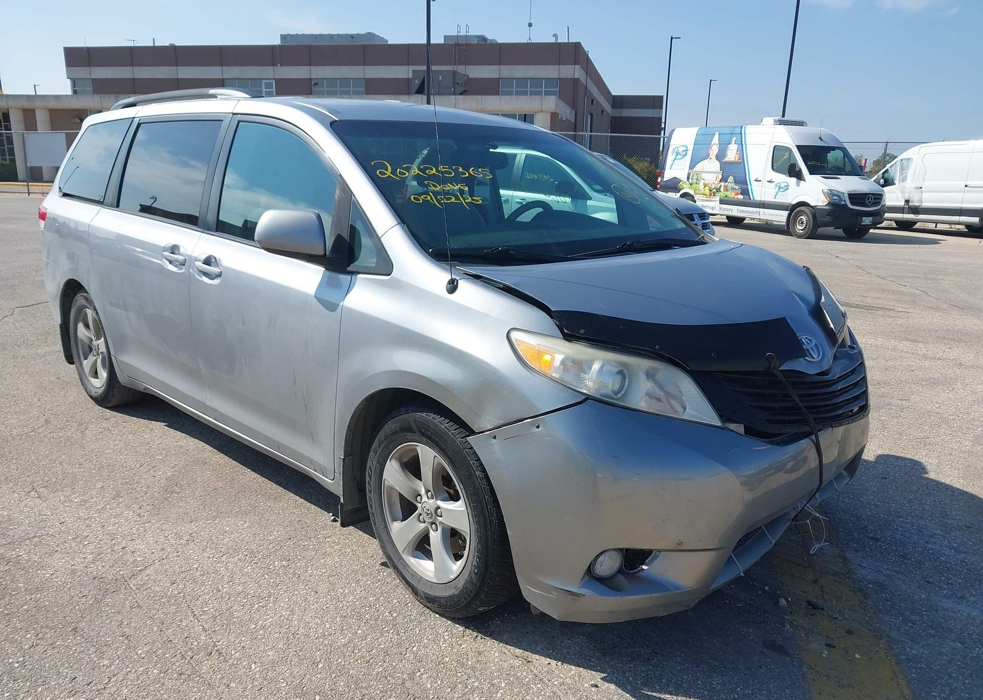 2011 TOYOTA SIENNA LE V6