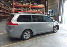 2013 TOYOTA SIENNA LE