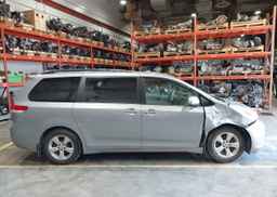 2013 TOYOTA SIENNA LE