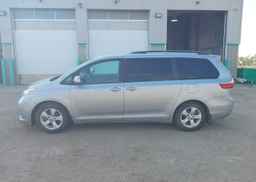 2015 TOYOTA SIENNA LE