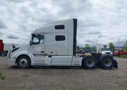 2023 VOLVO VNL