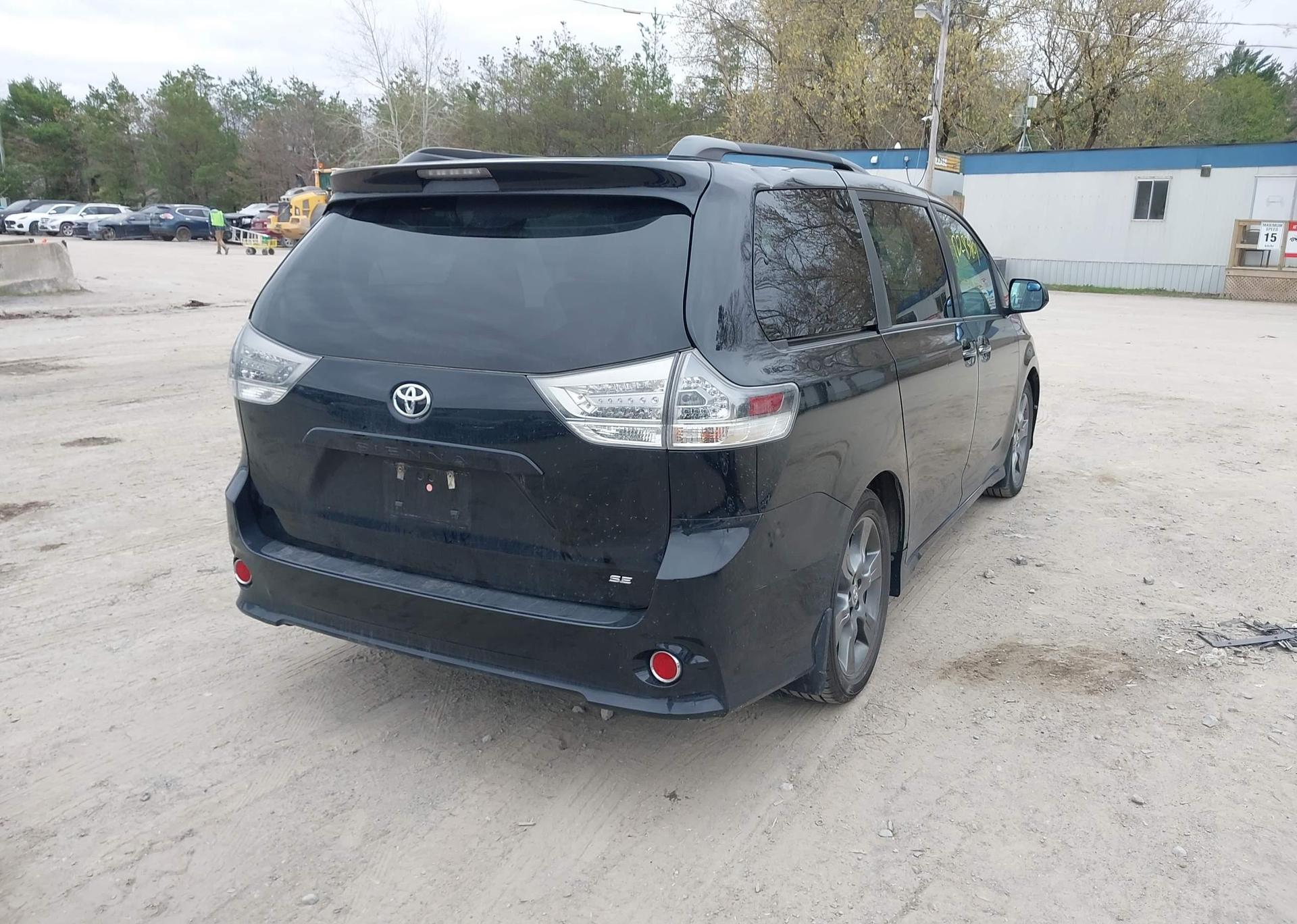 2016 TOYOTA SIENNA SE