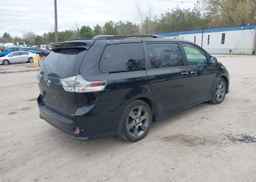 2016 TOYOTA SIENNA SE