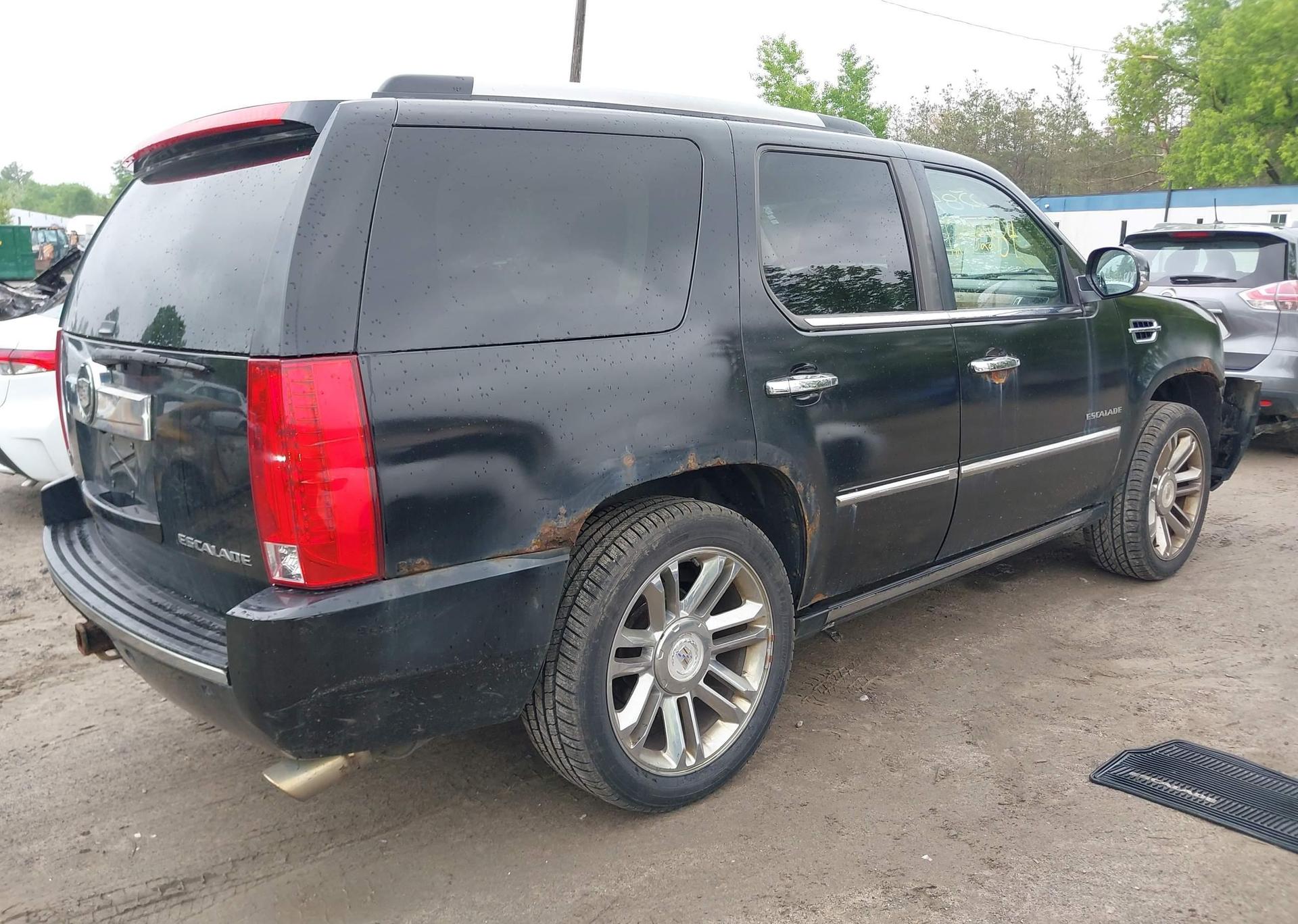 2010 CADILLAC ESCALADE
