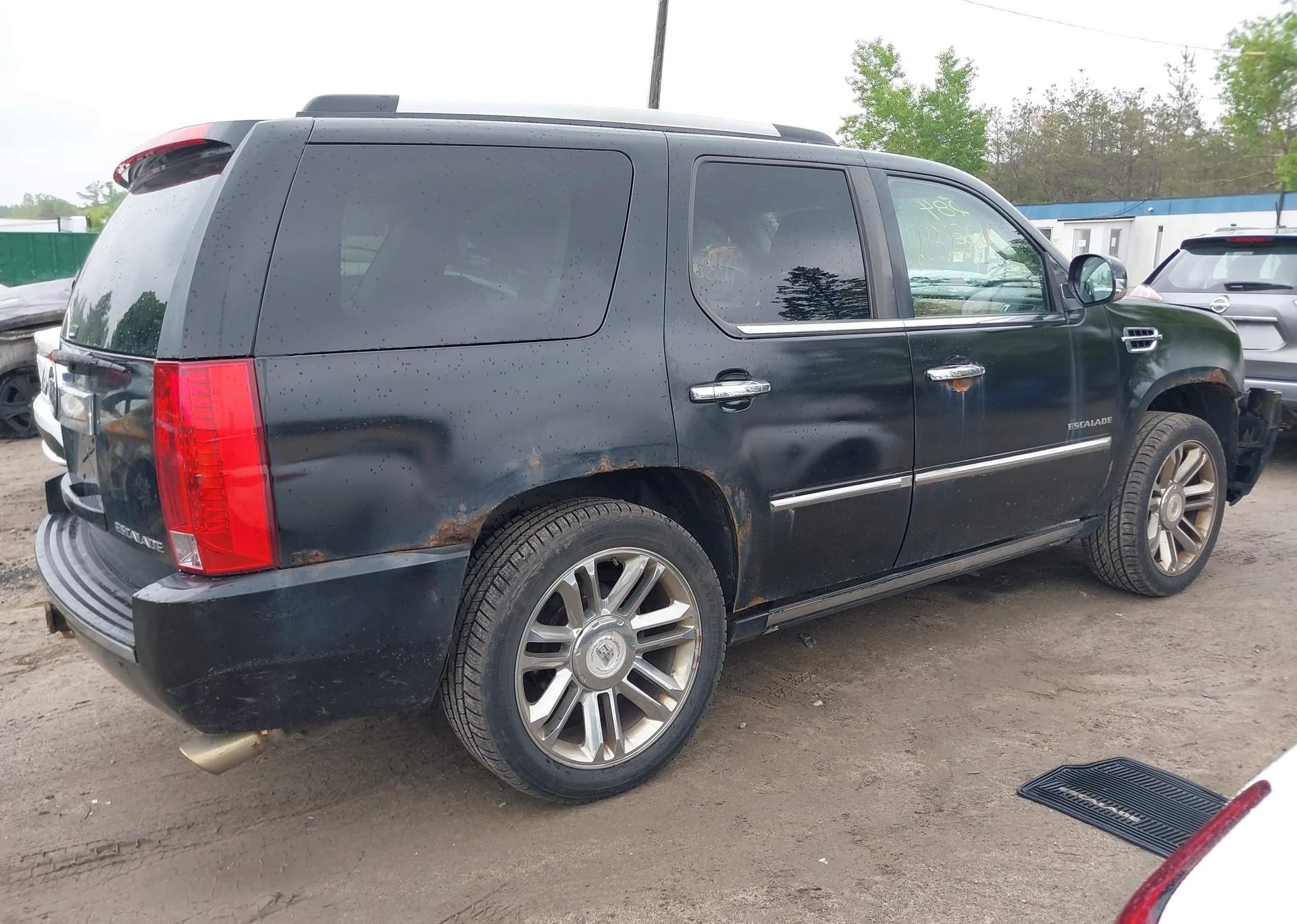 2010 CADILLAC ESCALADE