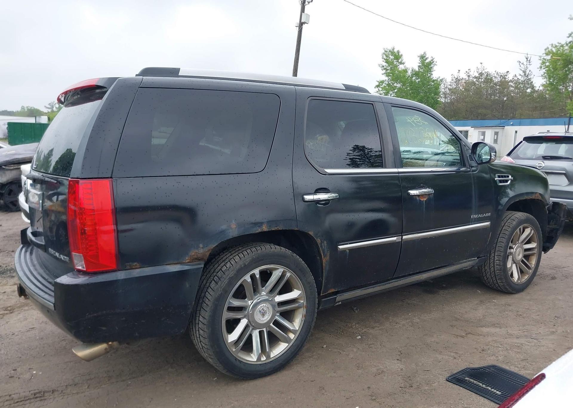 2010 CADILLAC ESCALADE