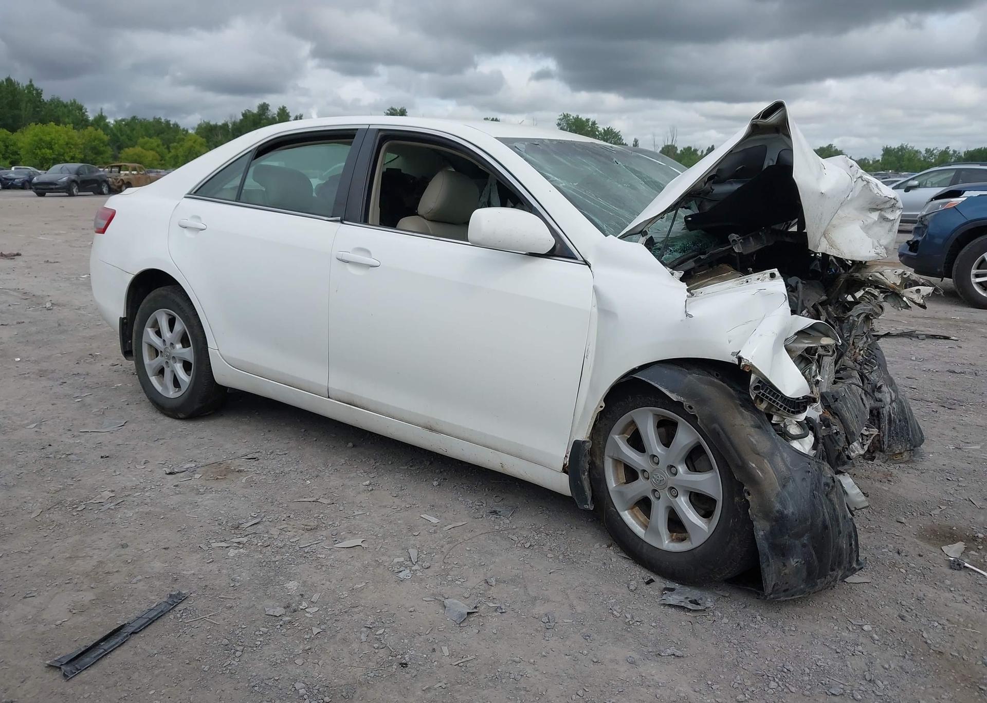 2011 TOYOTA CAMRY SE
