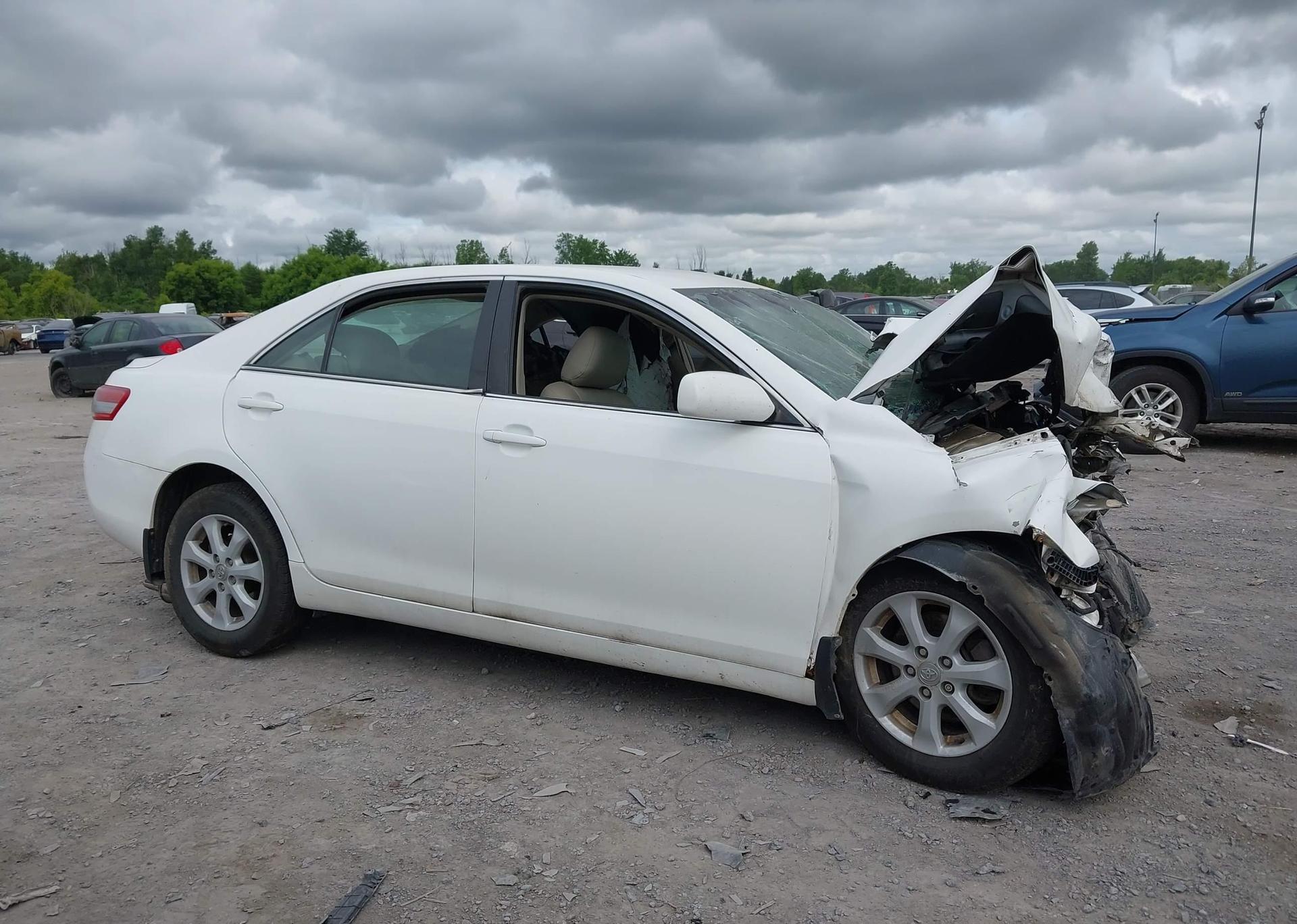 2011 TOYOTA CAMRY SE
