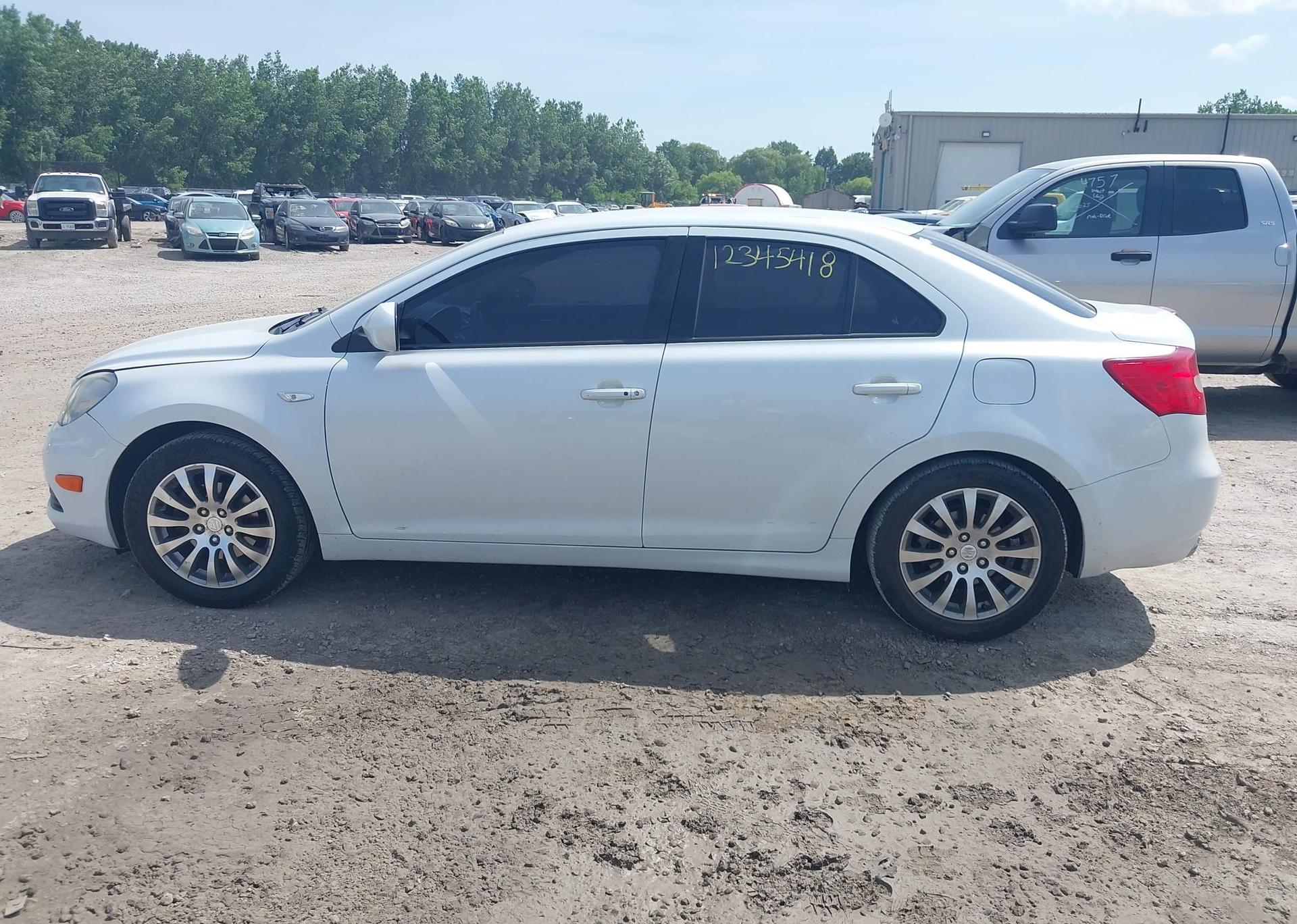 2011 SUZUKI KIZASHI SE