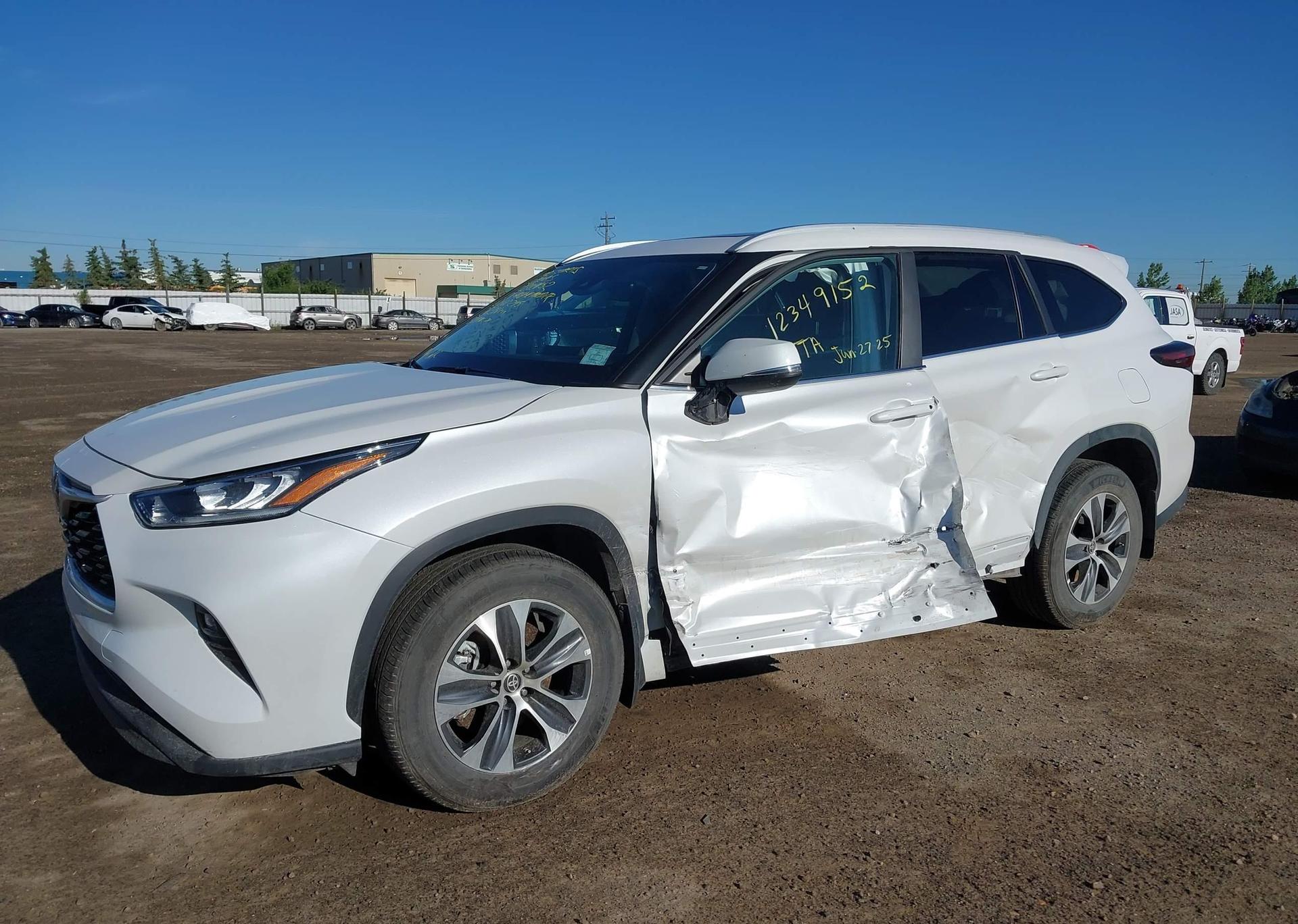 2024 TOYOTA HIGHLANDER LE