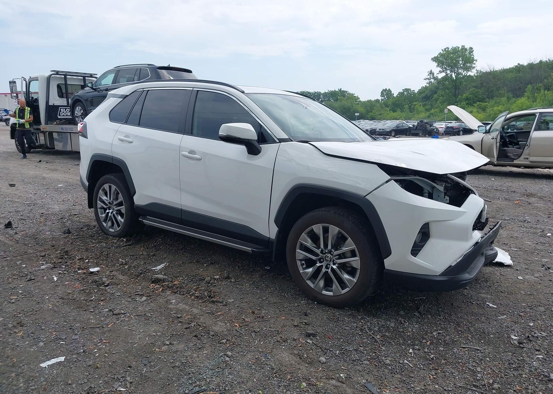 2020 TOYOTA RAV4 XLE