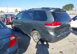 2011 TOYOTA SIENNA