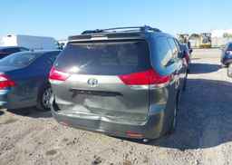 2011 TOYOTA SIENNA