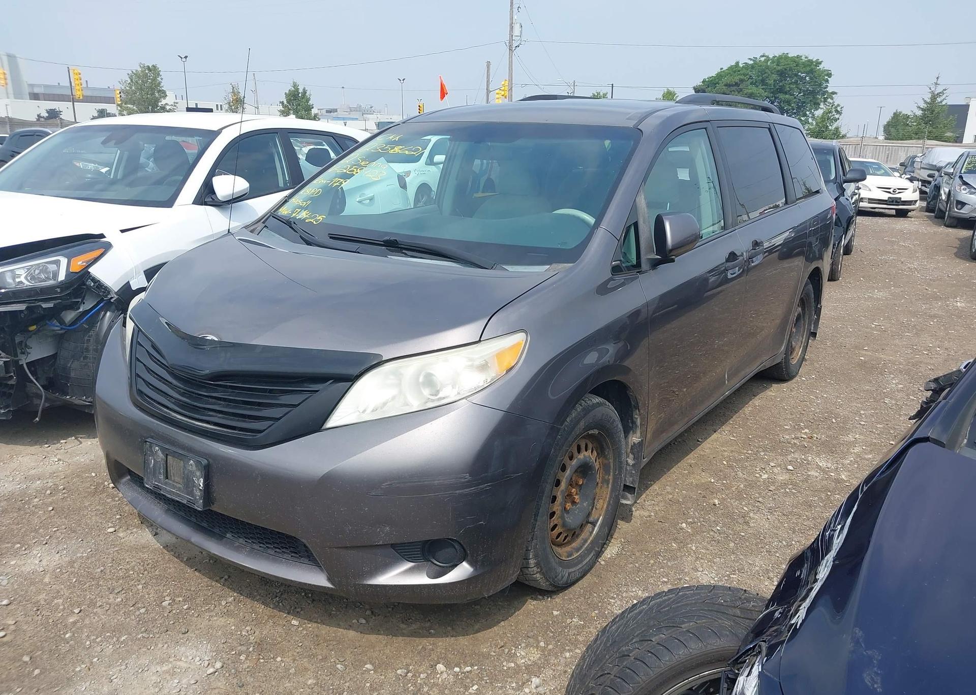 2012 TOYOTA SIENNA