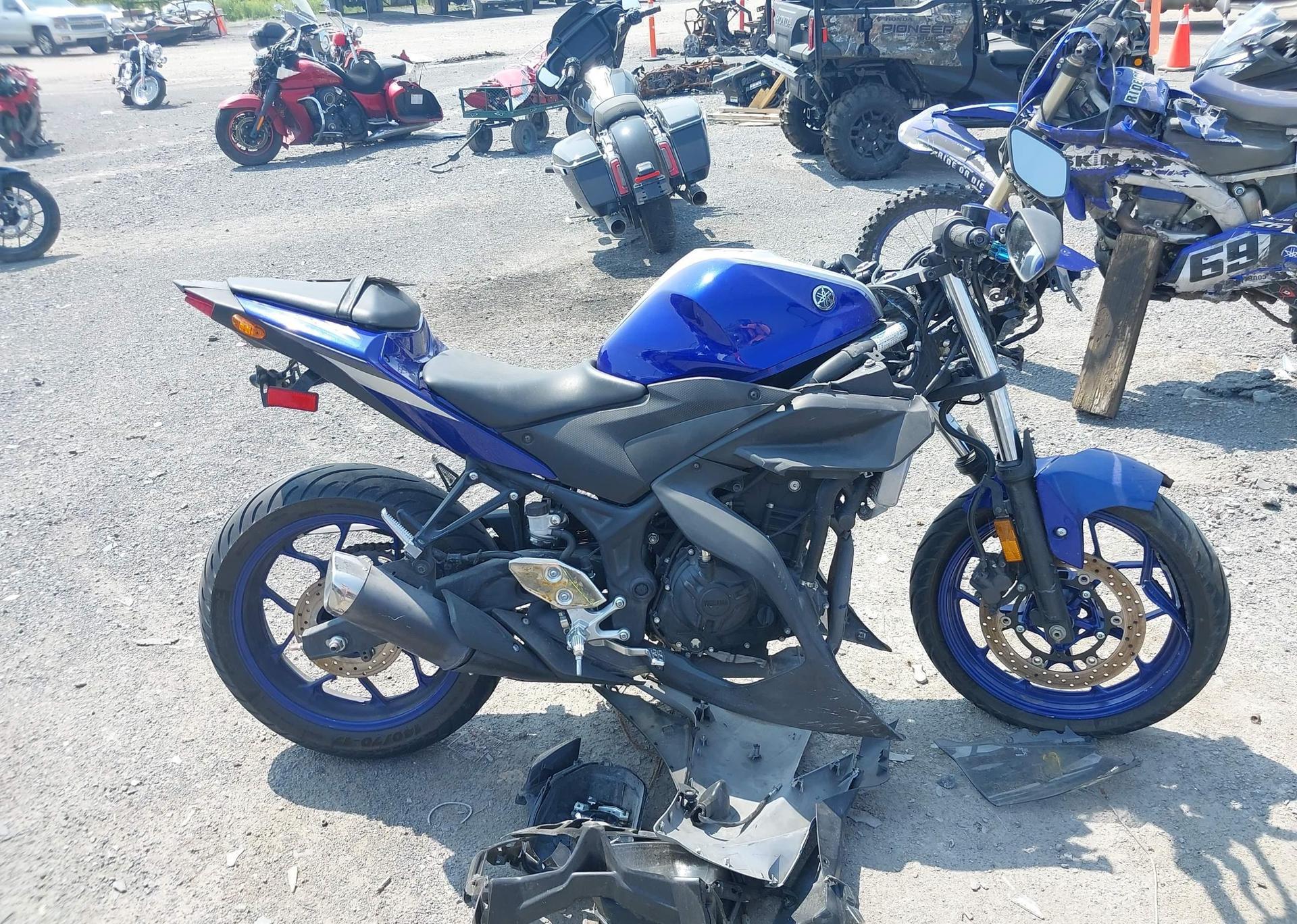 2015 YAMAHA YZFR3