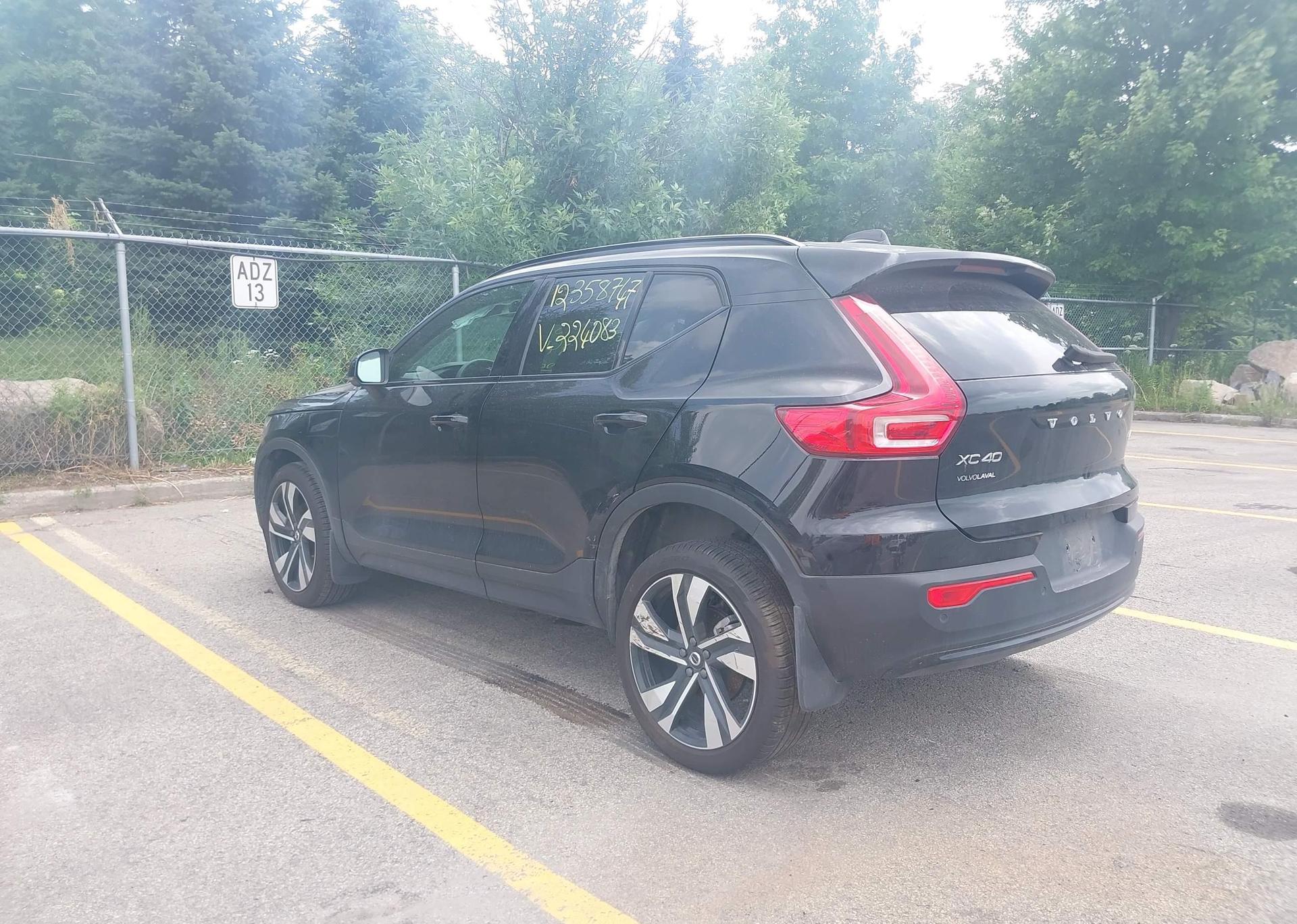 2024 VOLVO XC40 B5 ULTIMATE DARK THEME