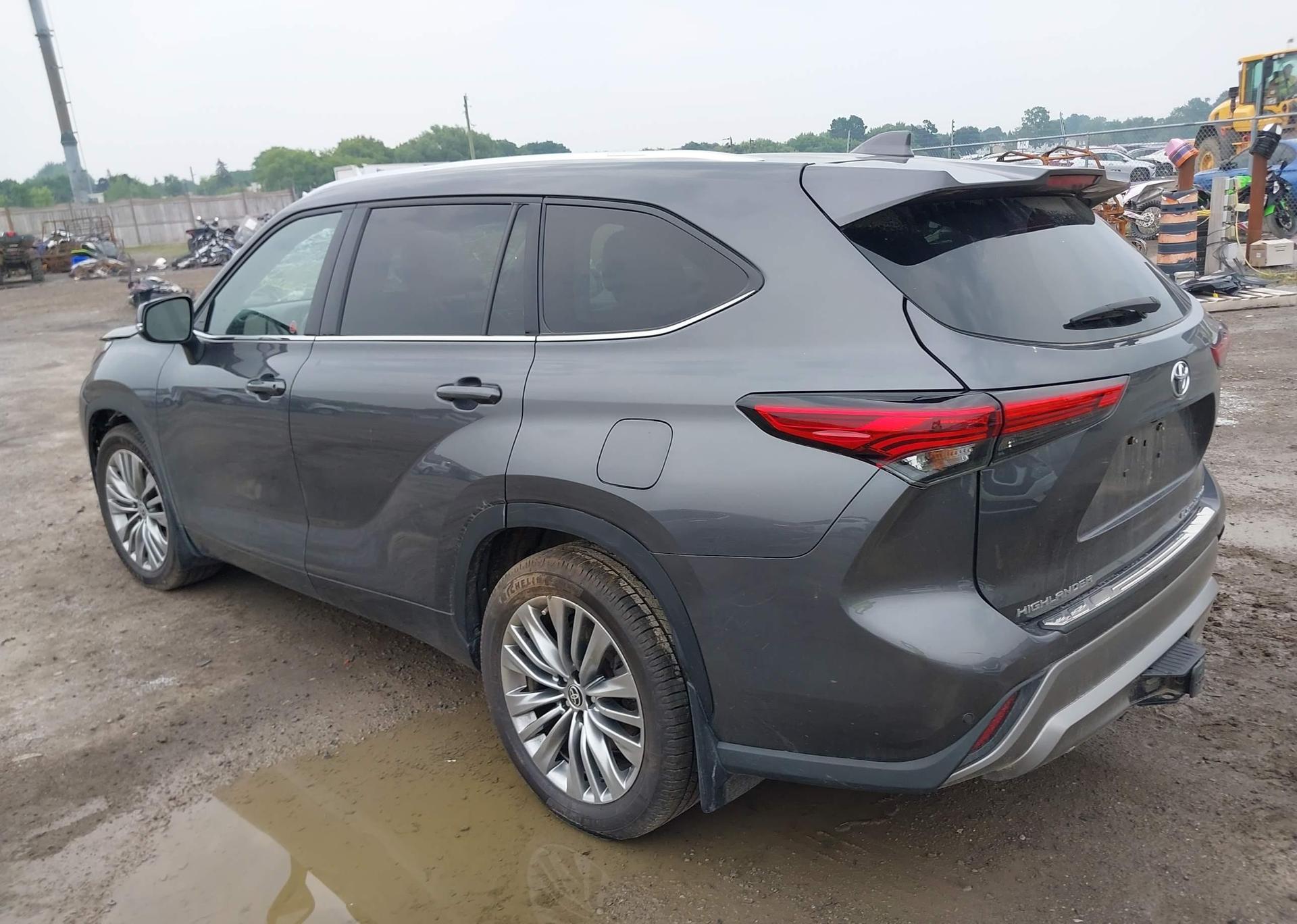 2022 TOYOTA HIGHLANDER PLATINUM