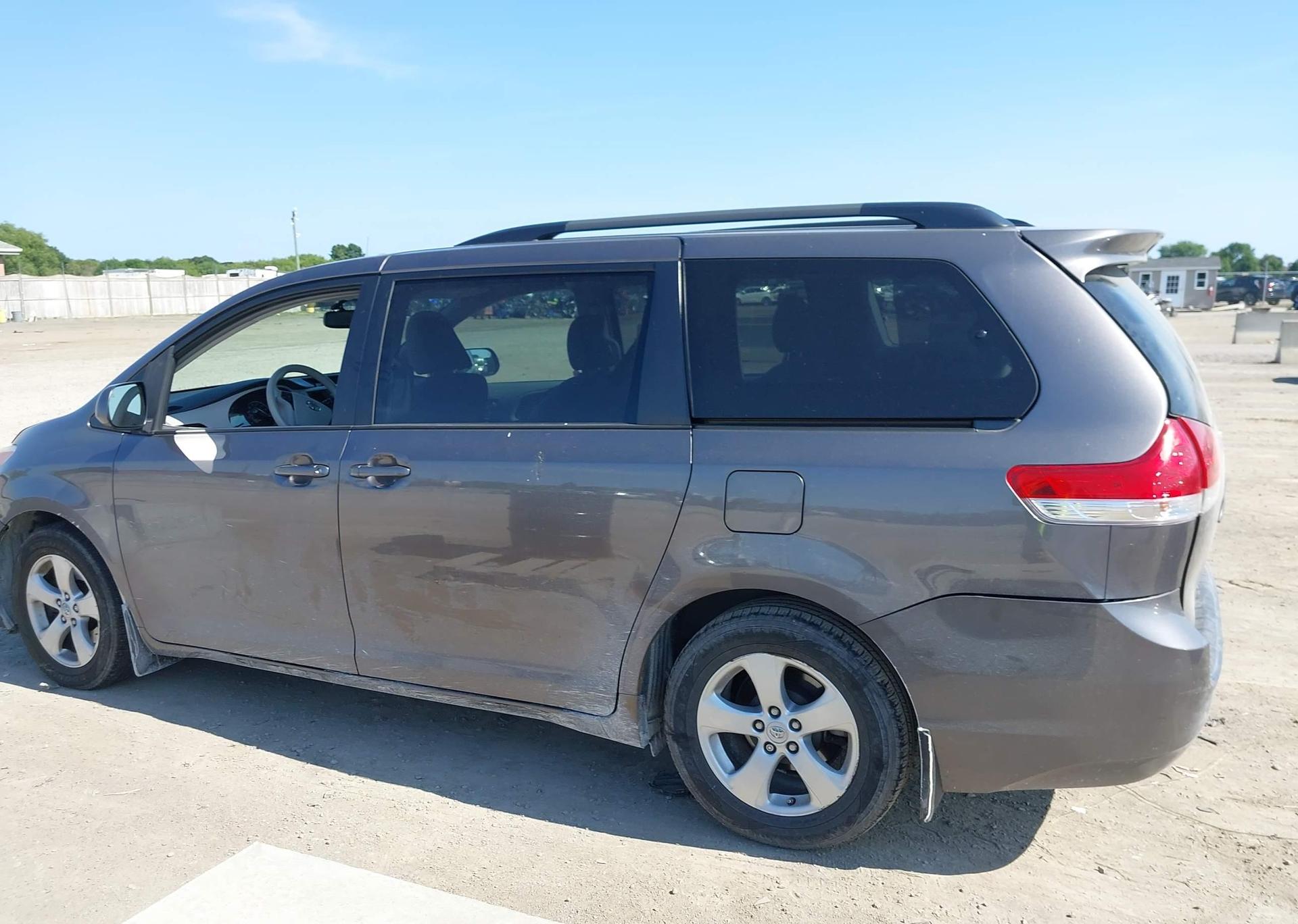2014 TOYOTA SIENNA LE V6