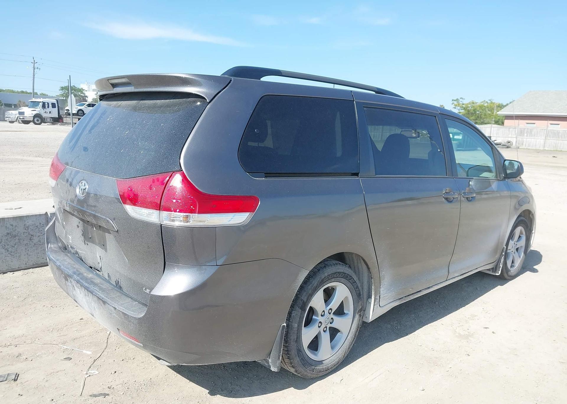 2014 TOYOTA SIENNA LE V6